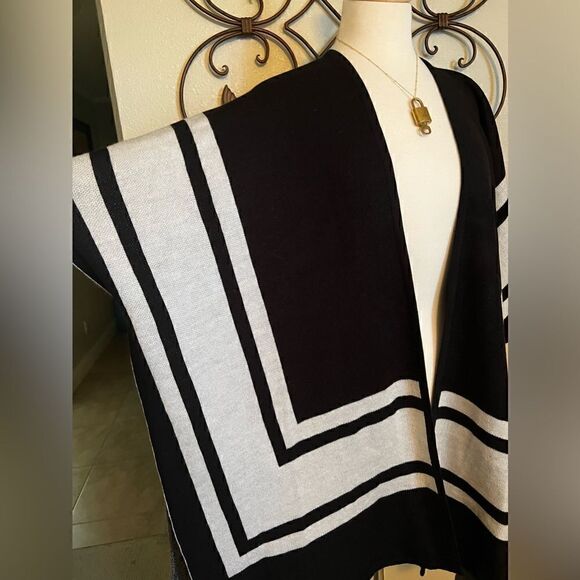 NWT Loft Black & White Cape Sweater size XS/S - Picture 3 of 8